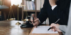 Legal professionals explain how to make a claim with a no win no fee solicitor 